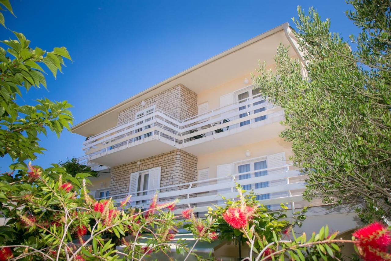 F• R• I• E• N• D• S• Bed & Breakfast Novalja Exterior photo