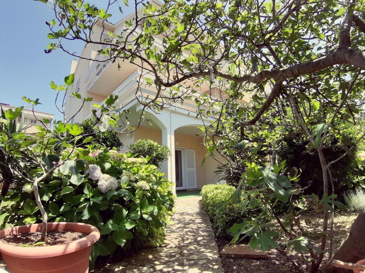 F• R• I• E• N• D• S• Bed & Breakfast Novalja Exterior photo